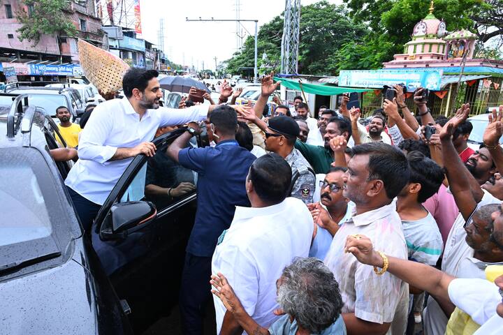 పశ్చిమ గోదావరి జిల్లా పాలకొల్లుకు వెళ్లిన మంత్రి లోకేష్కు ఘన స్వాగతం లభించింది. పార్టీ శ్రేణులు భారీ సంఖ్యలో అక్కడికి చేరుకున్నారు.