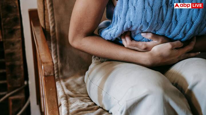 पेट में अचानक सूजन आना या पैरों-टखनों में सूजन दिखना भी लिवर की बीमारी का हिस्सा है. इसे मेडिकल भाषा में एसाइटिस (पेट में पानी भरना) और एडेमा कहा जाता है. यह तब होता है जब लिवर ब्लड फ्लो और फ्लूइड बैलेंस को कंट्रोल नहीं कर पाता.