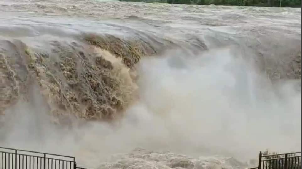 सहस्रकुंड धबधब्याचं आक्राळ विक्राळ रूप, प्रचंड वेगानं कोसळणारं पाणी पाहण्यासाठी पर्यटकांची गर्दी, नागरिकांना सतर्कतेचा इशारा