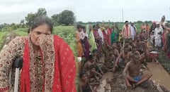 Parbhani News : चिखलमय रस्त्यात अर्धनग्न होऊन डबक्यात लोटांगण; परभणीत रस्त्यासाठी गावकऱ्यांचे अनोखे आंदोलन, महिलांना अश्रू अनावर