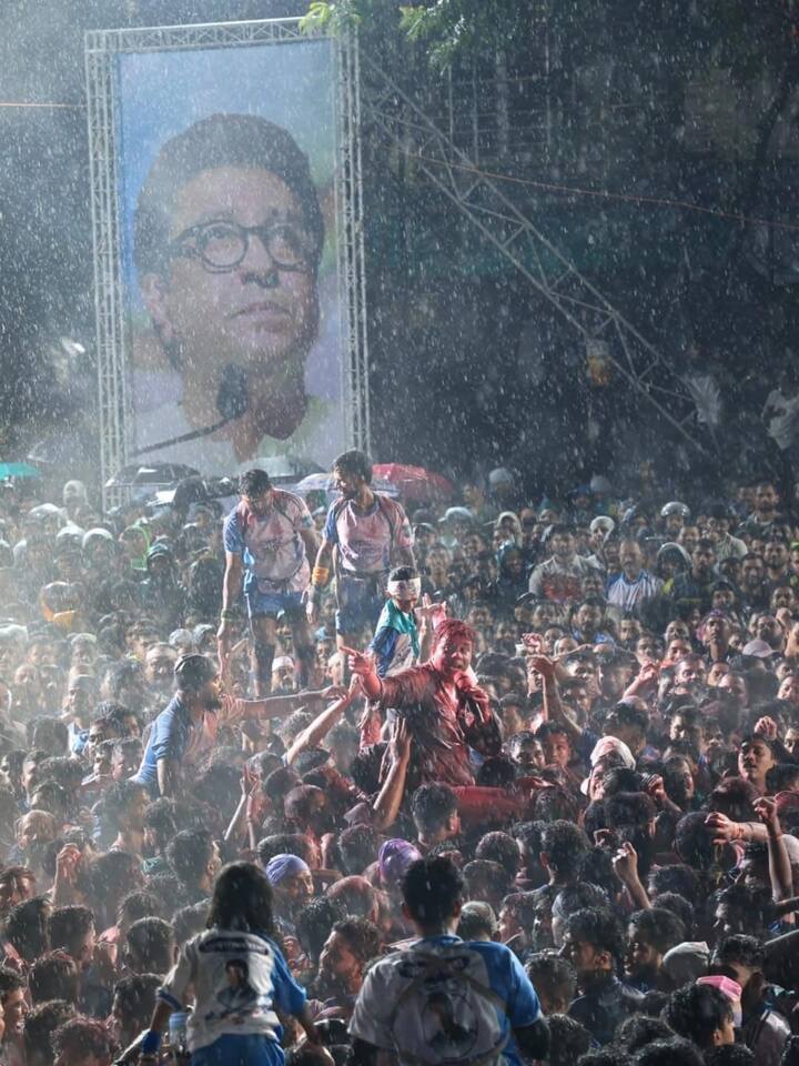 अविनाश जाधव यांच्या दहीहंडी उत्सवात 10 थर रचल्यानंतर जय जवान पथकाच्या गोविंदांनी एकच जल्लोष सुरु केला.