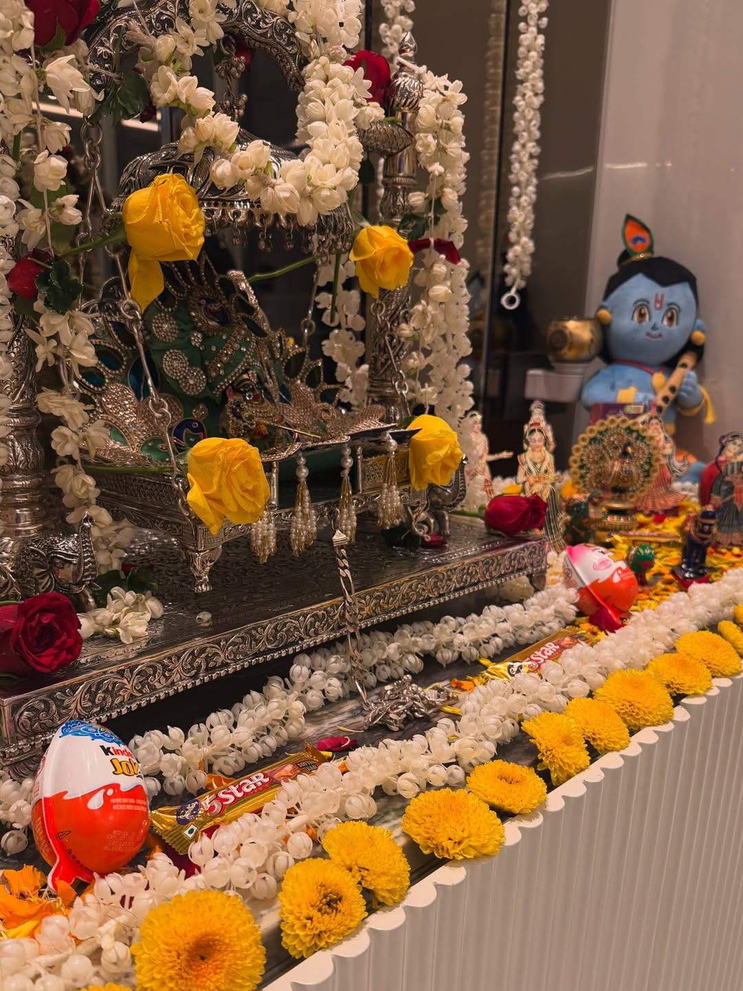 On the auspicious occasion of Janmashtami, the actress decorated the temple of her house in a very beautiful way with flowers. The idol of Laddu Gopal is seen here. On the occasion of Janmashtami, the actress has offered chocolate to God.