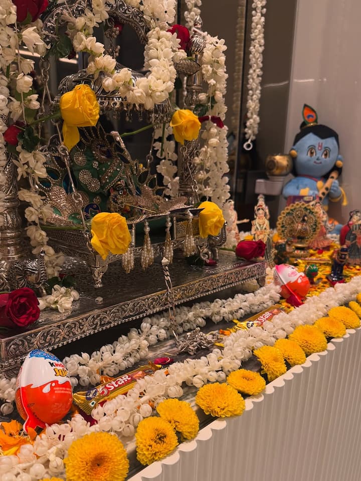 On the auspicious occasion of Janmashtami, the actress decorated the temple of her house in a very beautiful way with flowers. The idol of Laddu Gopal is seen here. On the occasion of Janmashtami, the actress has offered chocolate to God.