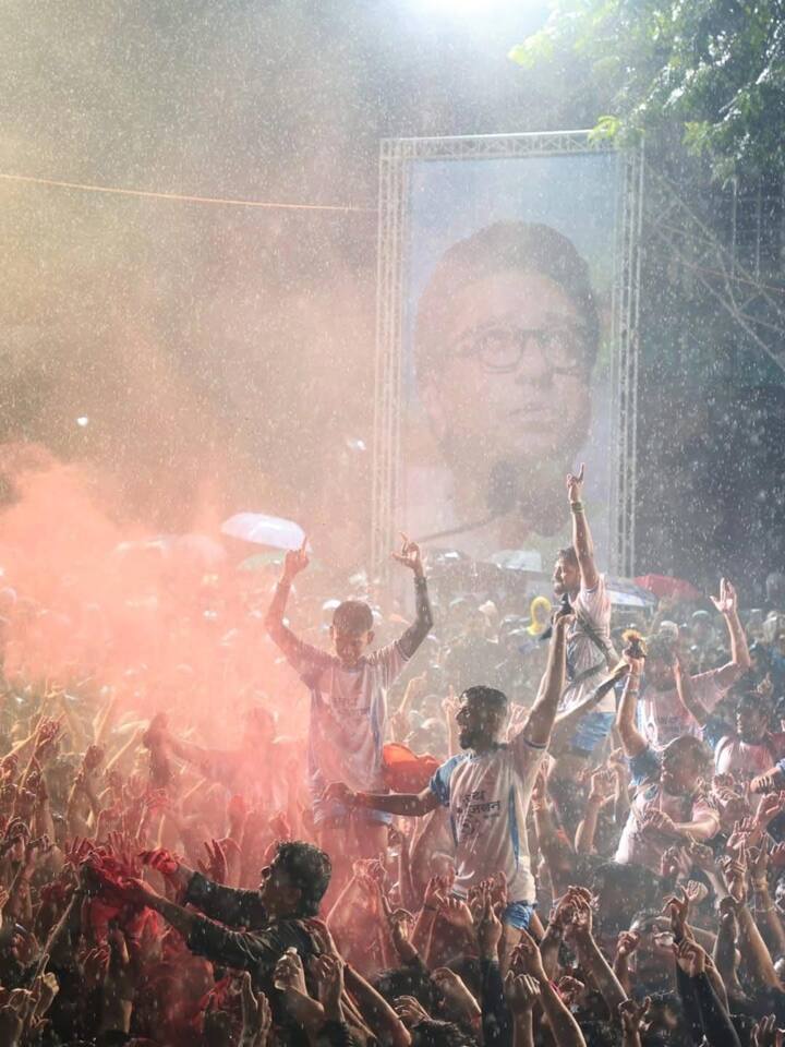 जोगेश्वरीच्या जय जवान गोविंदा पथकाने शनिवारी दहीहंडी उत्सवात तीनवेळा 10 थर रचून नवा विश्वविक्रम प्रस्थापित केला.