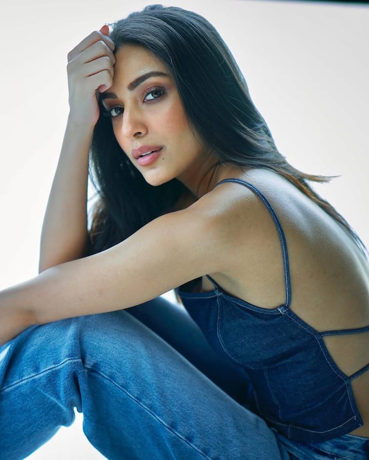 The actress looks very stylish in a denim backless top. With this, he has pair of blue color jeans.