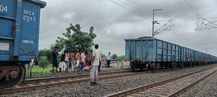 बोरगाव मंजू रेल्वे स्टेशनच्या काही अंतरावर पोल क्रमांक 599/12 ते 599/12  नजीक धावत्या मालगाडीचे डब्बे निसटले होते. दरम्यान रेल्वे पायलटने प्रसंगावध राखत धावत्या रेल्वेचा वेग नियंत्रित केला.