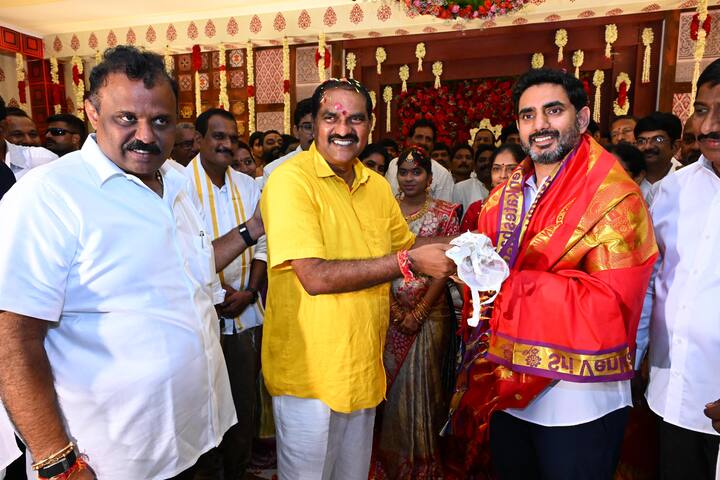 తన కుమార్తె నిశ్చితార్థానికి హాజరైన మంత్రి నారా లోకేష్ ను రాష్ట్ర జలవనరుల శాఖ మంత్రి నిమ్మల రామానాయుడు శాలువాతో సత్కరించారు.