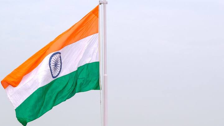 भारत में राष्ट्रीय ध्वज के उपयोग और सम्मान को सुनिश्चित करने के लिए भारतीय ध्वज संहिता, 2002 और राष्ट्रीय सम्मान अपमान निवारण अधिनियम, 1971 लागू हैं. ये कानून तिरंगे के सही उपयोग, प्रदर्शन और सम्मान के नियमों को निर्धारित करते है.