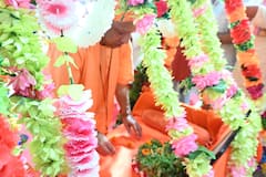 CM योगी ने मनाया भगवान श्रीकृष्ण का जन्मोत्सव, लड्डू गोपाल को पालने में झुलाया