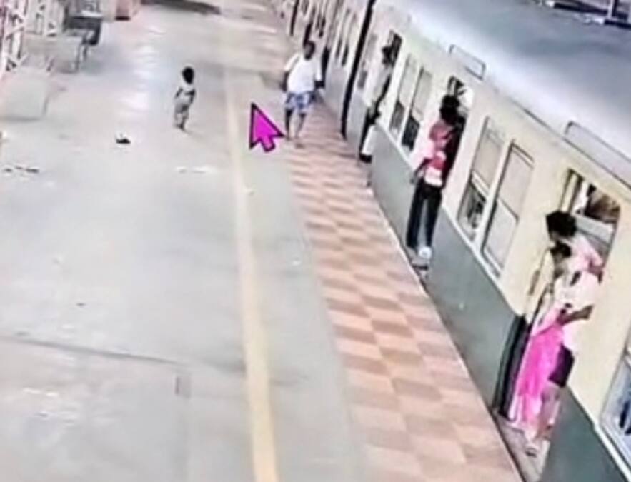 3 வயது குழந்தையை இரயில் நிலையத்தின் நடைமேடையில் விட்டு சென்ற நபர் -அதிர்ச்சி தரும் சிசிடிவி காட்சி!