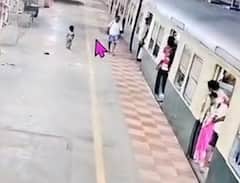 3 வயது குழந்தையை இரயில் நிலையத்தின் நடைமேடையில் விட்டு சென்ற நபர் -அதிர்ச்சி தரும் சிசிடிவி காட்சி!