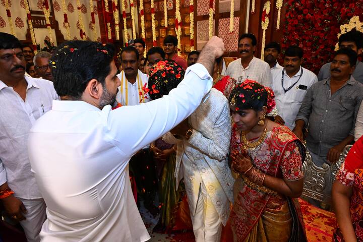 పశ్చిమ గోదావరి జిల్లా పాలకొల్లులోని ఎస్ కన్వెన్షన్ లో జరిగిన మంత్రి నిమ్మల కుమార్తె ఎంగేజ్ మెంట్ వేడుకలో పాల్గొని కాబోయే దంపతులు శ్రీజ, పవన్ లను నారా లోకేష్ ఆశీర్వదించారు.