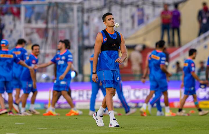 ঘরোয়া ক্রিকেট খেলার জন্য অর্জুন প্রায় ১০ লক্ষ টাকা বার্ষিক আয় করেন।