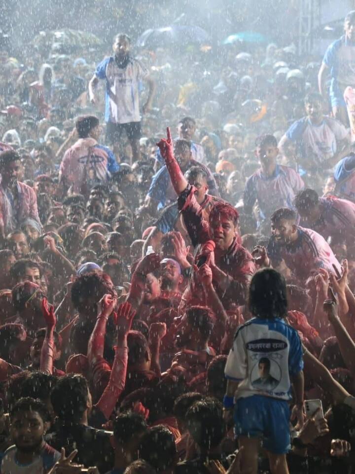 जय जवानने 10 थर लावल्यानंतर अविनाश जाधव हे स्टेजच्या खाली उतरून त्यांच्या जल्लोषात सामील झाले. यावेळी अविनाश जाधव यांनी 10 कडक थरचा लहानसा फलकही झळकवला.