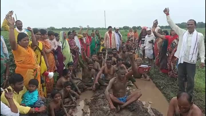 परिणामी, चिखलमय रस्त्यात अर्धनग्न होत गावकऱ्यांनी डबक्यात लोटांगण घालून अनोख्या पद्धतीने आंदोलन सुरु केलं आहे.