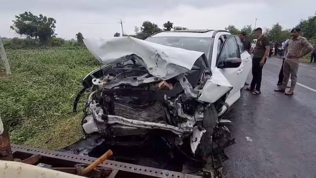 गुजरात के सुरेंद्रनगर में भीषण सड़क हादसा, 2 गाड़ियों की टक्कर में 8 लोगों की मौत Gujarat Road accident 8 people died in collision between 2 vehicles in Surendranagar गुजरात के सुरेंद्रनगर में भीषण सड़क हादसा, 2 गाड़ियों की टक्कर में 8 लोगों की मौत