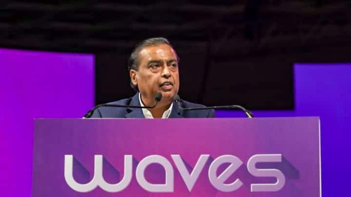 हुरुन ग्लोबल रिच लिस्ट 2025 के मुताबिक मुकेश अंबानी की कुल संपत्ति 8.6 लाख करोड़ रुपये है. हालांकि यह पिछले साल की तुलना में 13 प्रतिशत कम है, यानी उनकी संपत्ति में 1 लाख करोड़ रुपये की कमी आई है.
