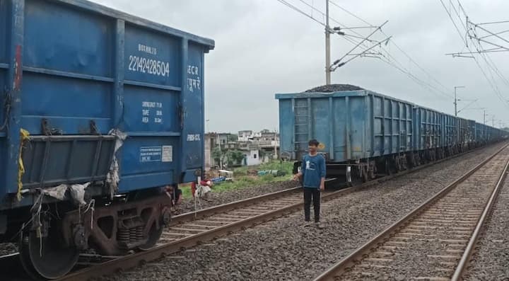 मालगाडीचे कपलिंग अचानक तुटल्याने ही घटना घडली होती. मात्र, वेळीच हा प्रसंग लक्षात आल्याने सुदैवाने मोठा अनर्थ टळलाय.