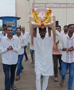 Buldhana : उल्कानगरी लोणारमध्ये नगर परिषदेने संतश्रेष्ठाच्या दिंडीचा खेळ मांडीयेला, काढली हास्यास्पद दिंडी; पाहा PHOTOS