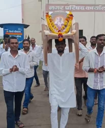 यनिमित्त मुख्यमंत्री देवेंद्र फडणवीस यांनी दिनांक 28 जुलै 2025 रोजी दिलेल्या स्पष्ट निर्देशानुसार संतश्रेष्ठ श्री. ज्ञानेश्वर महाराज यांचे सप्तशतकोत्तर सुवर्णमहोत्सवी (750) जयंतीवर्षानिमित्त 15 ऑगस्ट रोजी राज्यातील प्रत्येक नगर आणि शहरांमध्ये महानगरपालिका,नगरपालिका, नगरपरिषदा यांनी सायंकाळी 5 ते 7 या वेळेत संतश्रेष्ठ श्री. ज्ञानेश्वर महाराजांची प्रतिमा/मूर्तीची, पालखीतून मिरवणूक काढून हा उत्सव साजरा करावा.