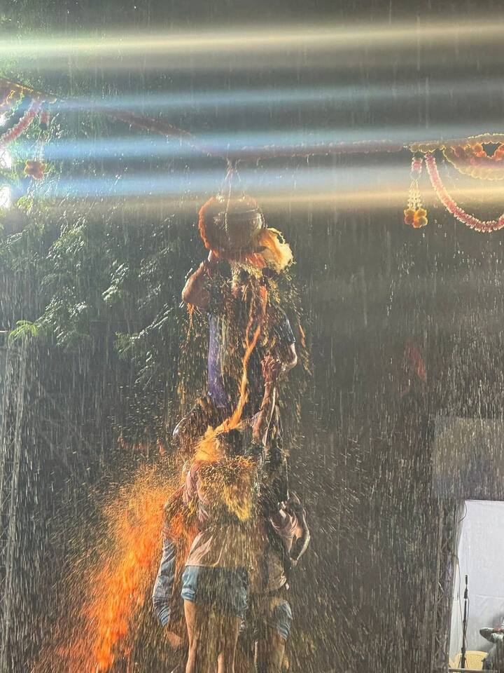 संदीप ढवळे यांनी अविनाश जाधव यांच्या विनंतीला मान देत दहीहंडी फोडली.