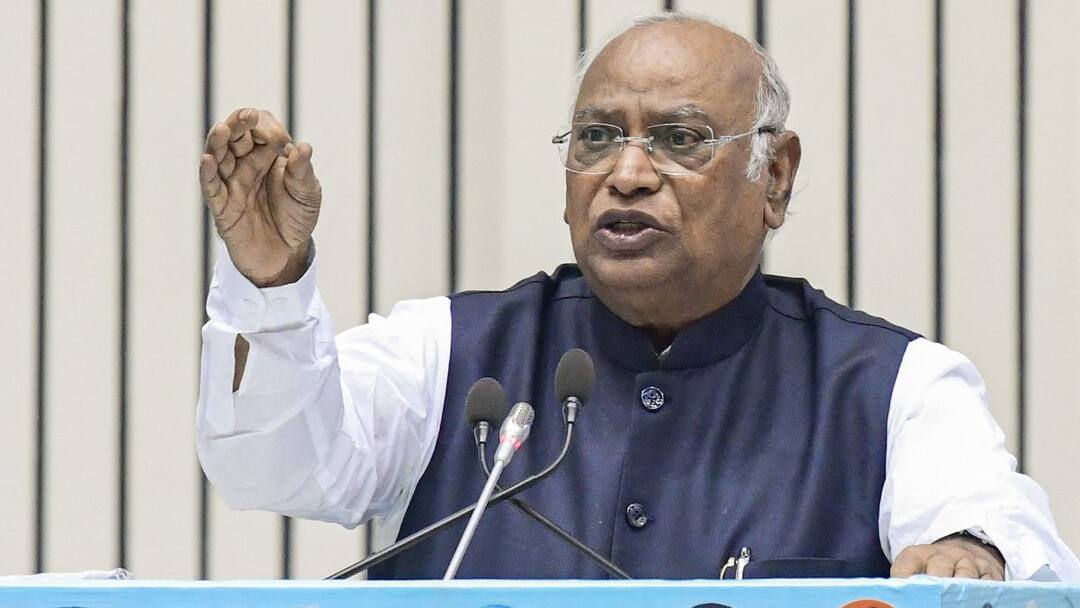 Mallikarjun Kharge called pm modi danger man vote chori claims in Bihar removed from power Voter Adhikar Yatra खरगे ने पीएम मोदी को बताया खतरनाक आदमी, बिहार में बोले- सत्ता से हटाना चाहिए