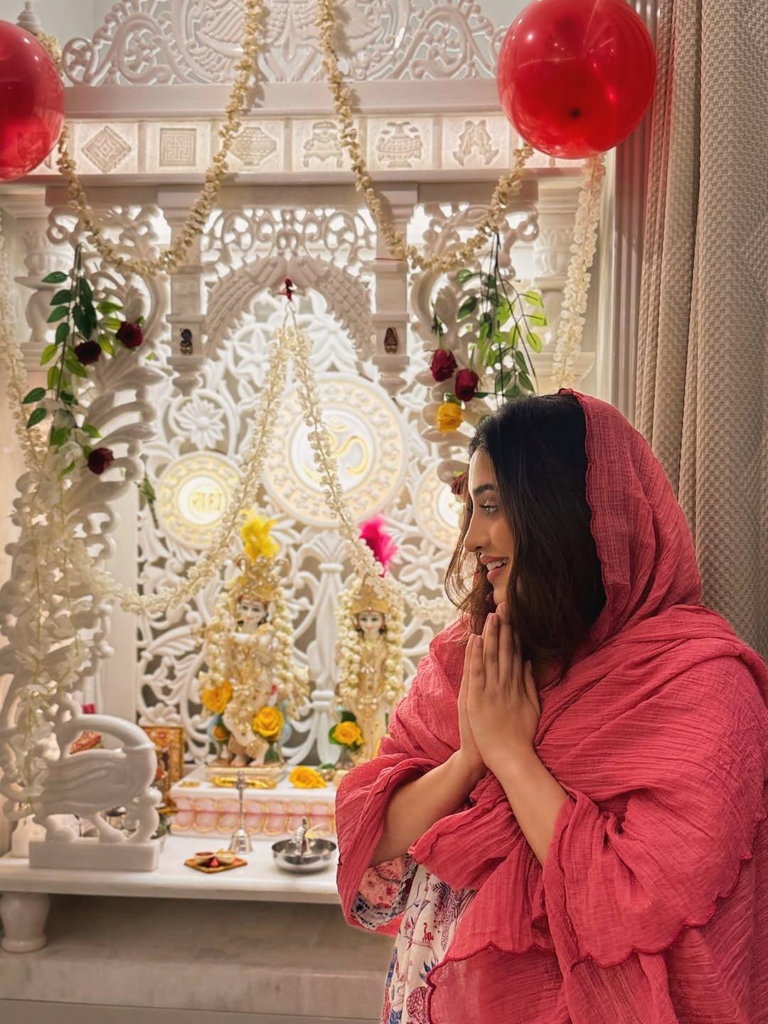 The actress, who was immersed in the color of Krishbhakti, shared the glimpses of the temple of her house with fans. These pictures of her have made a splash on social media and fans are fiercely doing likes and comments on the post of the actress.