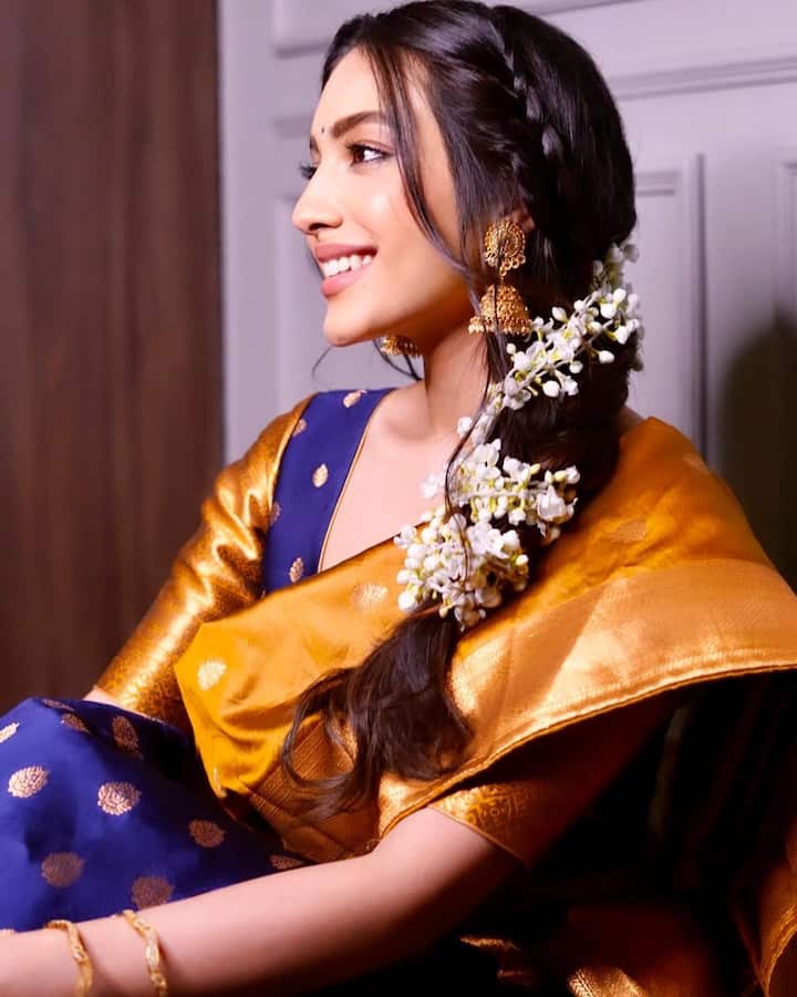 Sahar Bamba, with a gajra with a silk saree, is no less than the South Bride. He has been completed by applying heavy jhumko and dot on the forehead.