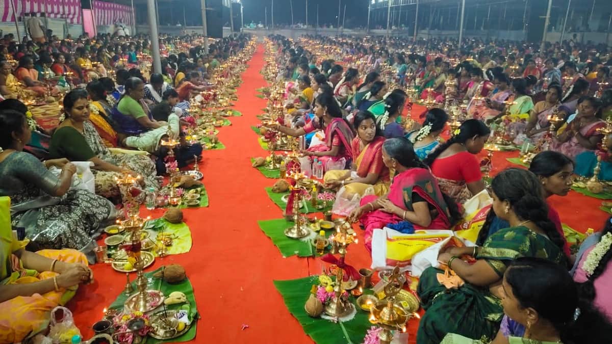 காசவளநாடு ஜெம்புகேஸ்வரர் கோயில்.. பிரமாண்டமாக நடந்த 1008 குத்துவிளக்கு பூஜை