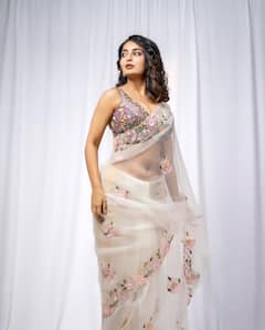 Ananya Nagalla: ఉల్లి పొర లాంటి చీర కట్టిన అనన్య... దివి నుంచి దిగి వచ్చిన సుందరిలా