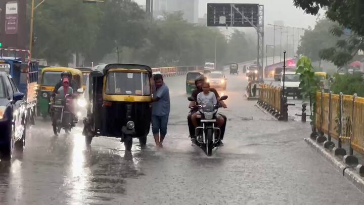 રાજ્યના સૌથી મોટા જિલ્લા એવા કચ્છમાં હળવા વરસાદની શક્યતા વ્યક્ત કરવામાં આવી છે. અહીં મોટા વરસાદની અપેક્ષા નથી, પરંતુ હળવા ઝાપટાં પડી શકે છે.