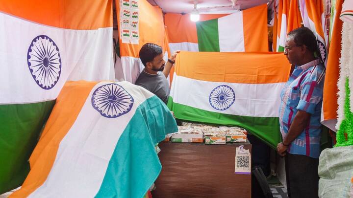 भारत का राष्ट्रीय ध्वज तिरंगा देश की आन, बान और शान का प्रतीक है. इसका सम्मान करना देश के हर नागरिक की जिम्मेदारी होती है. लेकिन क्या आप जानते हैं कि तिरंगे का अपमान करना एक गंभीर अपराध है और इसका अपमान करने पर कठोर सजा का प्रावधान है.