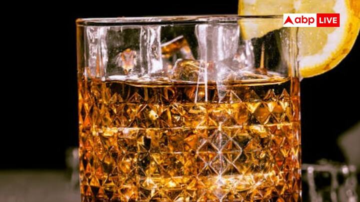 Soda And Whiskey Combination: भारत उन देशों में शामिल है जहां सबसे ज्यादा व्हिस्की पी जाती है और हर दूसरी बोतल यहीं बिकती है. अब सवाल उठता है कि आखिर व्हिस्की में सोडा क्यों मिलाया जाता है?