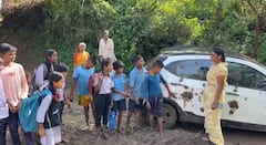 चिमुकल्या विद्यार्थ्यांनी थेट सरपंचाच्या गाडीला चिखल फासत विचारला जाब; रस्त्यासाठी विद्यार्थ्यांचा एल्गार, Video व्हायरल