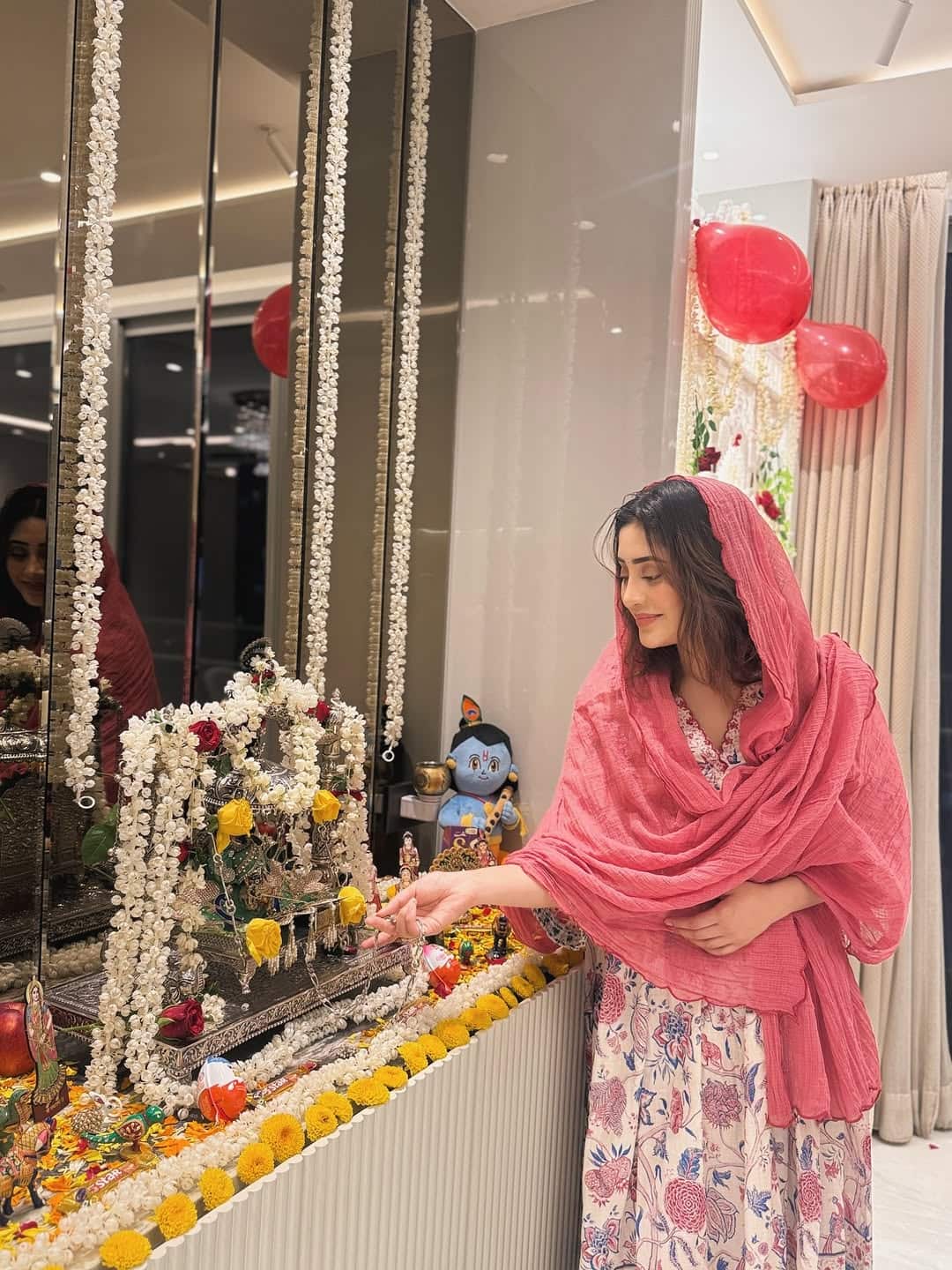Shivangi Joshi stood in front of the temple of his house and shared these pictures on his Instagram handle while giving different poses by drowning in the color of Krishna devotion. Fans are very fond of his devotional style.