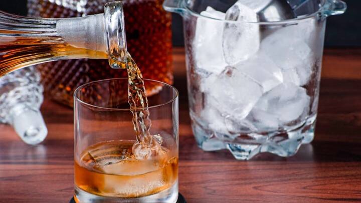 इसको लेकर एक और महत्वपूर्ण पहलू स्वास्थ्य से जुड़ा हुआ है. सीधी व्हिस्की पीने से पेट में एसिडिटी और इरिटेशन की समस्या हो सकती है. एक्सपर्ट्स की मानें तो हार्ड अल्कोहल जीभ और गले के रिसेप्टर्स को सुन्न कर देती है, जिससे गले में जलन होती है.