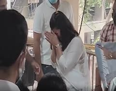 आईला शेवटचा निरोप देताना तेजस्विनी पंडितच्या अश्रूंचा बांध फुटला, जन्मदात्रीला दिला मुखाग्नी