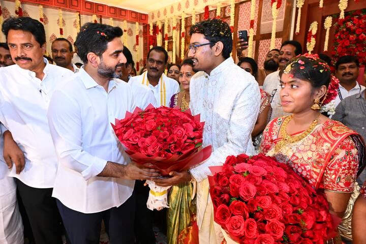 కాబోయే దంపతులకు మంత్రి నారా లోకేష్ పుష్పగుచ్ఛం అందించి శుభాకాంక్షలు తెలిపారు.