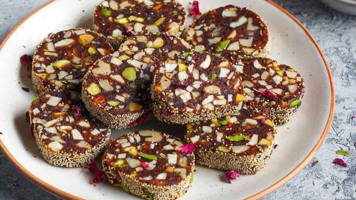खजूर बर्फी / खजूर रोल्स – खजूर (Dates) याच्या नैसर्गिक गोडीमुळे साखर घालावी लागत नाही.
