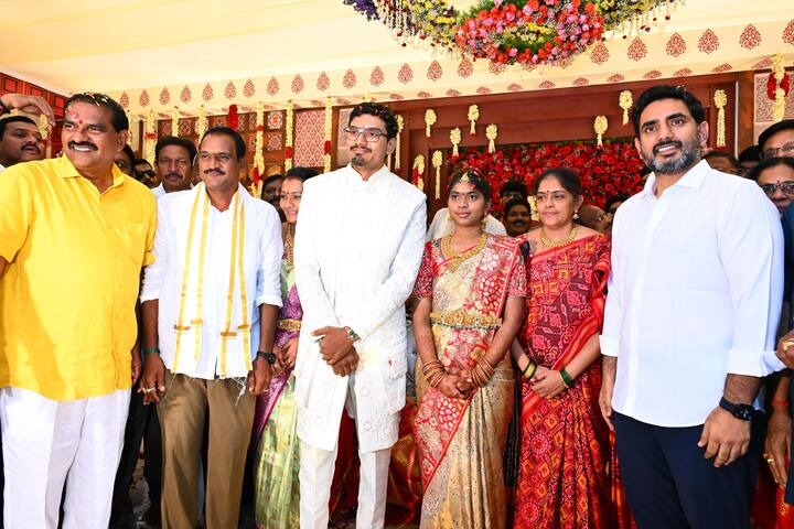 అంతకుముందు నిశ్చితార్థ కార్యక్రమంలో పాల్గొనేందుకు పాలకొల్లు చేరుకున్న మంత్రి నారా లోకేష్, రెవెన్యూ మంత్రి అనగాని సత్యప్రసాద్ కు మంత్రి నిమ్మల రామానాయుడ ఆధ్వర్యంలో పార్టీ శ్రేణులు, నాయకులు గజమాలతో ఘనస్వాగతం పలికారు.