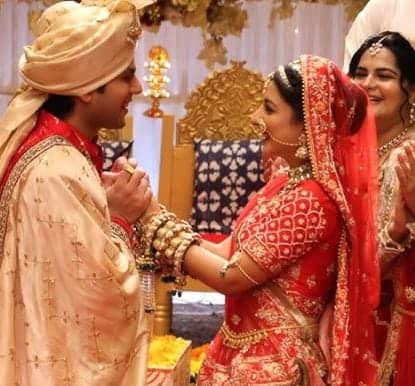 वहीं दूसरी ओर अंश और प्रार्थना की शादी में जबरदस्त धमाका होगा क्योंकि रिपोर्ट्स ये दावा कर रहे हैं कि पराग कोठारी अपनी बेटी प्रार्थना की शादी में उसे आशीर्वाद देने के लिए पहुंचेगा. हालांकि टाइम पर नहीं पहुंचने की वजह से प्रेम और राही उसका कन्यादान करेंगे.