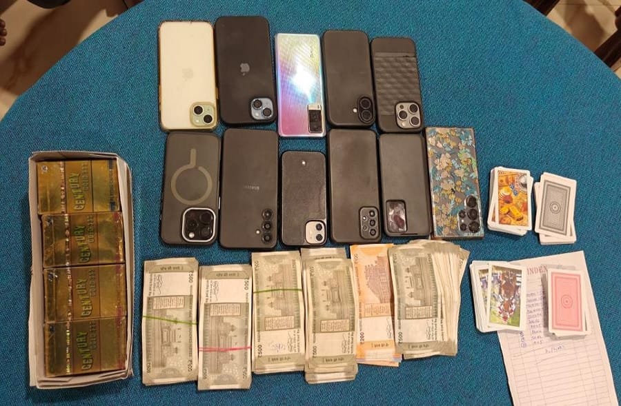 Crime News: పేకాట ఆడుతూ పట్టుబడ్డ బీఆర్ఎస్ ఎమ్మెల్సీ నవీన్ రావు తండ్రి, 11 మంది అరెస్ట్