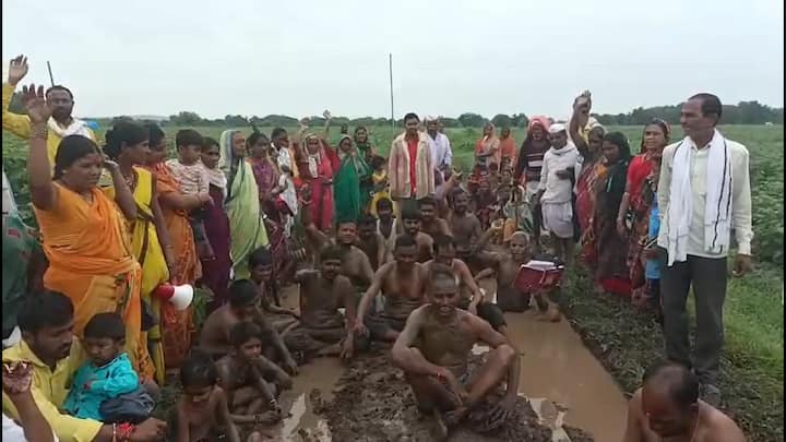 वारंवार तक्रारी करूनही काही उपयोग होत नसल्याने आज गावकऱ्यांनी थेट चिखलमय रस्त्यात अर्धनग्न होत लोटांगण आंदोलन केले आहे.