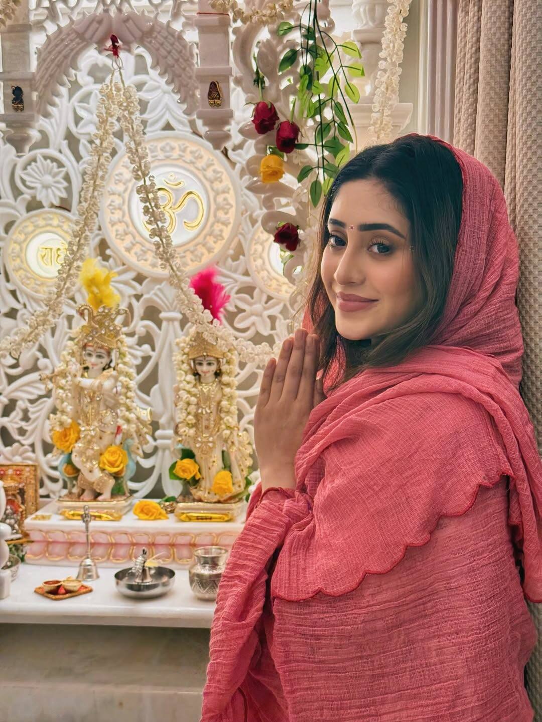 In viral pictures, Shivangi Joshi was seen worshiping Lord Krishna and Radha Rani. In these viral photos, the actress is seen in a very simple style.