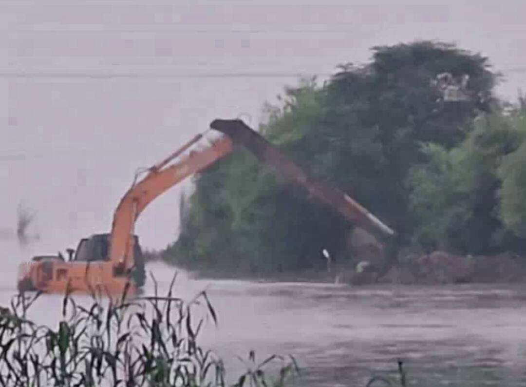 One and a half lakh cusecs of water released in Ravi water level also increased in Beas-Sutlej ਹੜ੍ਹ ਦੀ ਚਪੇਟ 'ਚ ਆਏ ਪੰਜਾਬ ਦੇ ਕਈ ਇਲਾਕੇ ! ਰਾਵੀ ਵਿੱਚ ਛੱਡਿਆ ਡੇਢ ਲੱਖ ਕਿਊਸਿਕ ਪਾਣੀ, ਬਿਆਸ-ਸਤਲੁਜ ‘ਚ ਵੀ ਵਧਿਆ ਪਾਣੀ, 3 ਜ਼ਿਲ੍ਹਿਆਂ ‘ਚ ਯੈਲੋ ਅਲਰਟ