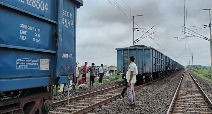 नागपूरकडून मुंबईकडे जाणारे रेल्वे महामार्गावर मालगाडीचे कपलिंग अचानकपणे तुटल्याची घटना घडलीय. ज्यामध्ये रेल्वेचे दोन भाग झाले असून गार्डसह काही डबे मागे राहिलेत, तर इंजिनसह उर्वरित डबे काही अंतरावर पुढे निघून गेल्याची घटना घडलीय.