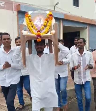 जेव्हा की सरकारचे आदेश होते की संपूर्ण गावातून पालखीतून मिरवणूक काढून उत्सव साजरा करावा. या मिरवणूक वेळेस दस्तुरखुद्द स्वतः मुख्याधिकारी तथा प्रशासक विभा वराडे गैरहजर होत्या.