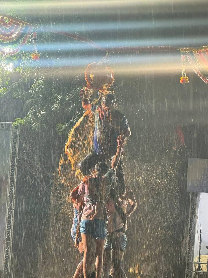 जय जवान गोविंदा पथकाने रात्री धो-धो पाऊस सुरु असताना मनसे नेते अविनाश जाधव यांच्या दहीहंडीतही 10 थर रचले. यानंतर अविनाश जाधव (Avinash Jadhav) यांनी स्टेजवरुन खाली उतरत जय जवान गोविंदा पथकासोबत गुलाल उधळत आनंद साजरा केला.