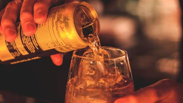 इतिहास की मानें तो एक दौर ऐसा भी था, जब प्रीमियम व्हिस्की की बोतलें इतनी आम नहीं थीं. उस वक्त सोडा ही व्हिस्की के स्वाद को बदलने का सबसे आसान जरिया हुआ करता था.