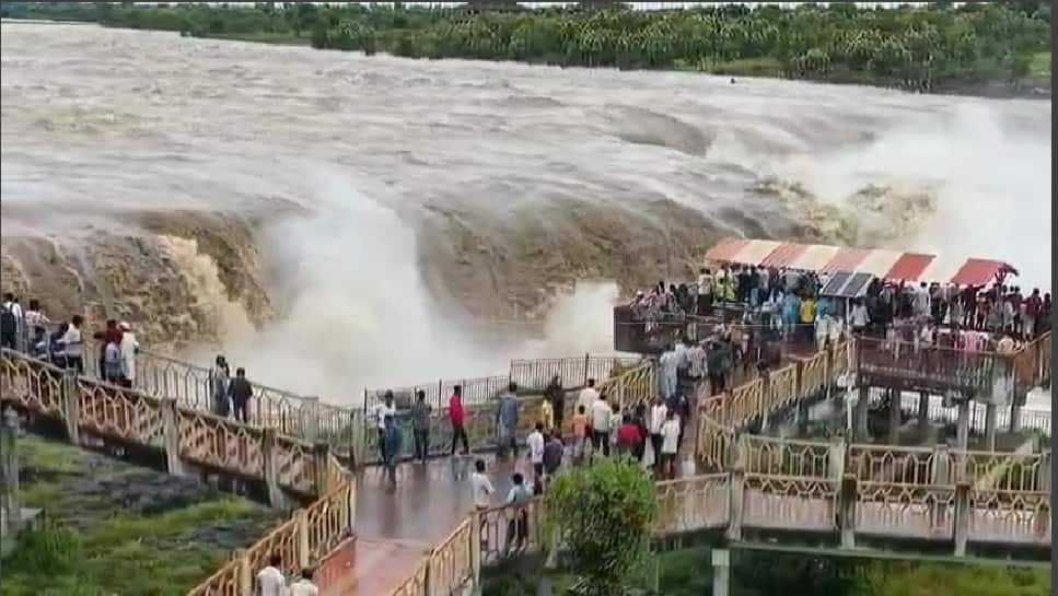 सहस्रकुंड धबधब्याचं आक्राळ विक्राळ रूप, प्रचंड वेगानं कोसळणारं पाणी पाहण्यासाठी पर्यटकांची गर्दी, नागरिकांना सतर्कतेचा इशारा